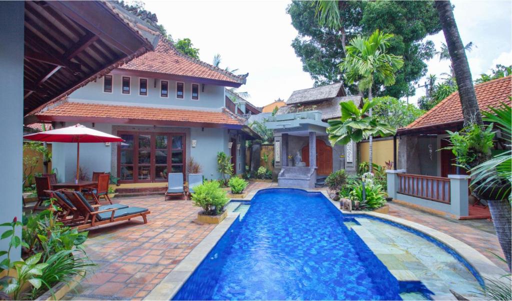 レギャンにあるVilla Naga Mayaの裏庭のスイミングプール