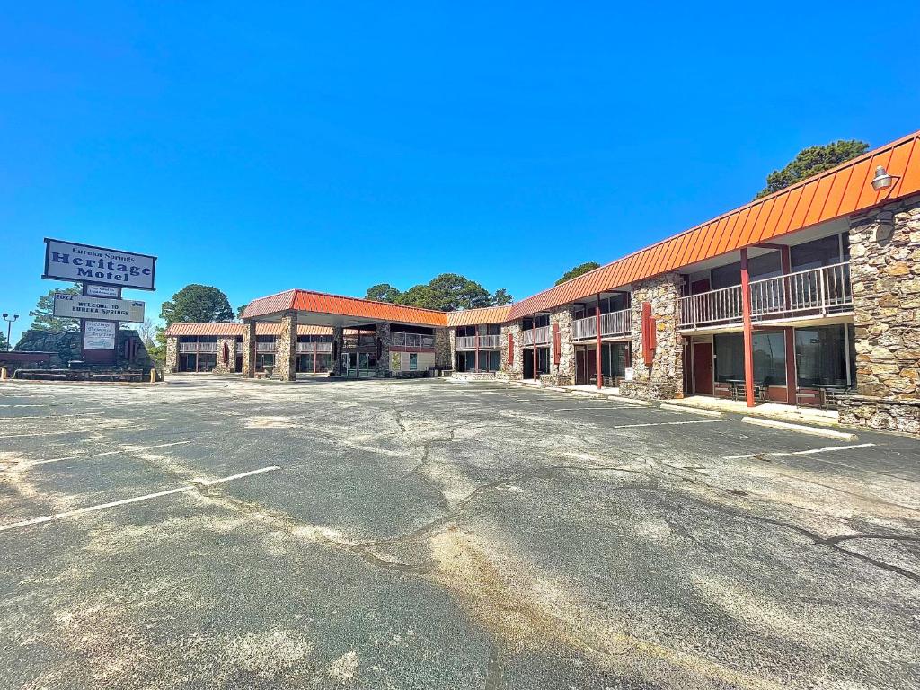 an empty parking lot in front of a motel at Eureka Springs Heritage Motel in Eureka Springs