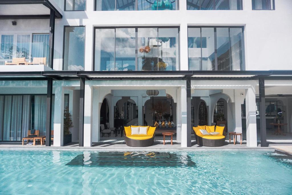Bazén v ubytování Anona Beachfront Phuket Resort-SHA EXTRA PLUS nebo v jeho okolí