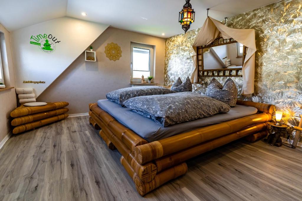 1 dormitorio con 1 cama grande y suelo de madera en Timeout Namaste en Ellar