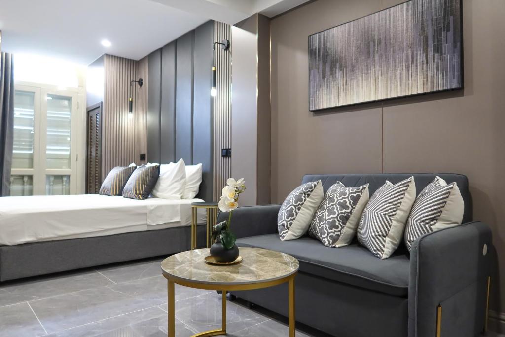 Кровать или кровати в номере Recharge Studio Apartment & Suites