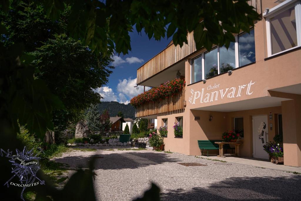 a building with a sign that reads plantvent at Chalet Planvart in Badia
