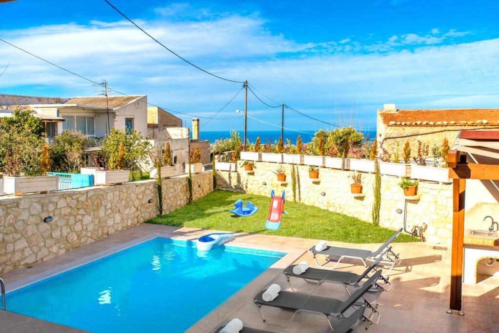 Willa z basenem i widokiem na ocean w obiekcie Rose Villa with Private Pool w mieście Roúpai