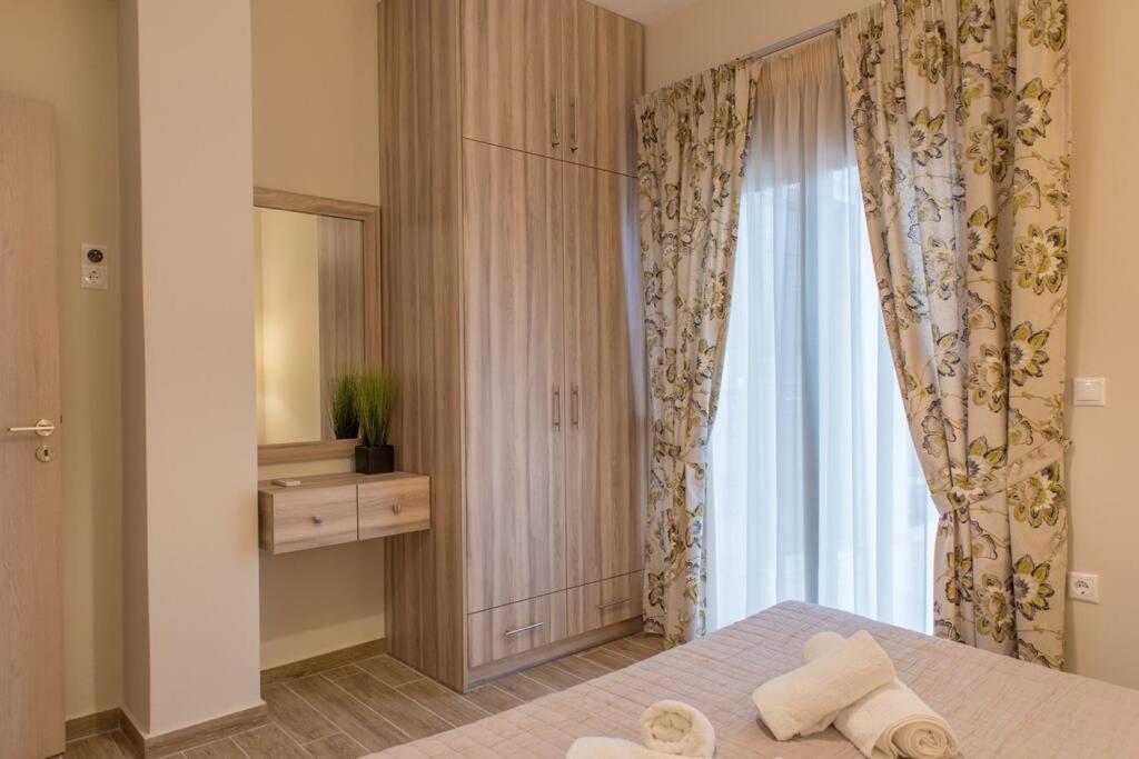 sypialnia z łóżkiem i dużym oknem w obiekcie Rose Villa with Private Pool w mieście Roúpai