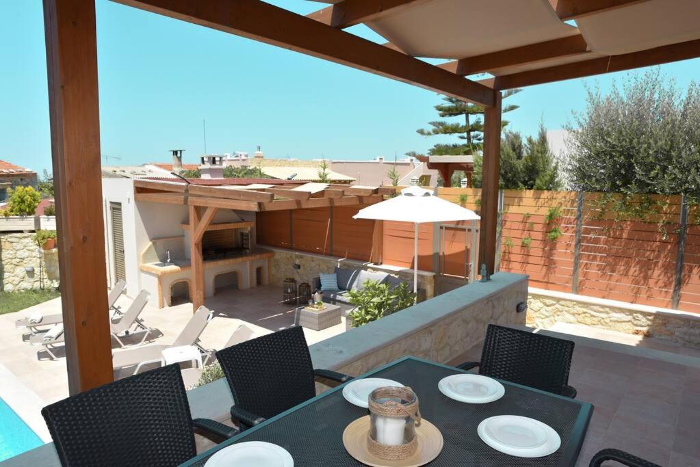 Balkon lub taras w obiekcie Rose Villa with Private Pool