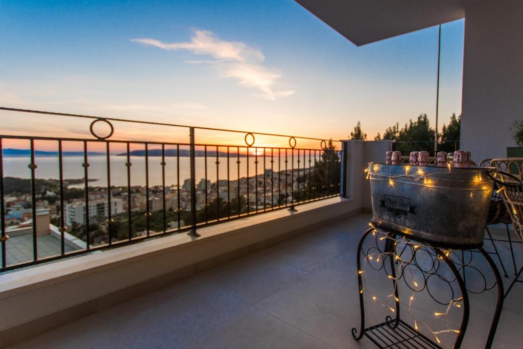 einen Balkon mit Meerblick in der Unterkunft Villa Smaragd - Perle - Luxury Apartments With Shared Pool in Makarska