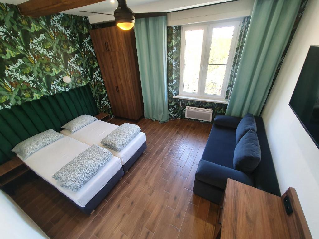 Tempat tidur dalam kamar di Luxurio rooms with baths