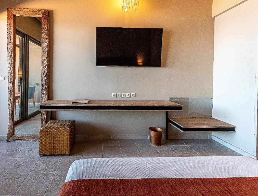 TV a/nebo společenská místnost v ubytování Aegeon Beach Hotel