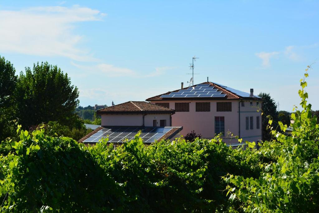 una casa con molti pannelli solari sul tetto di Le Stanze di Bacco a Monteveglio