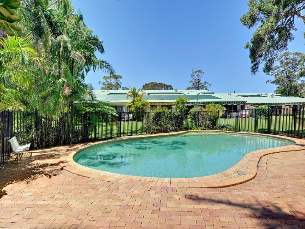 una piscina in un cortile con una recinzione di Bay Parklands Unit 35 2 Gowrie Avenue a Nelson Bay