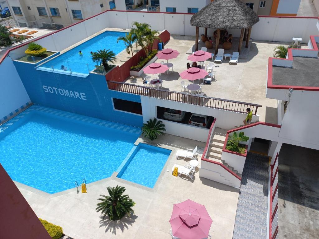 una vista aérea de una piscina en un hotel en Tonsupa Beach en Tonsupa