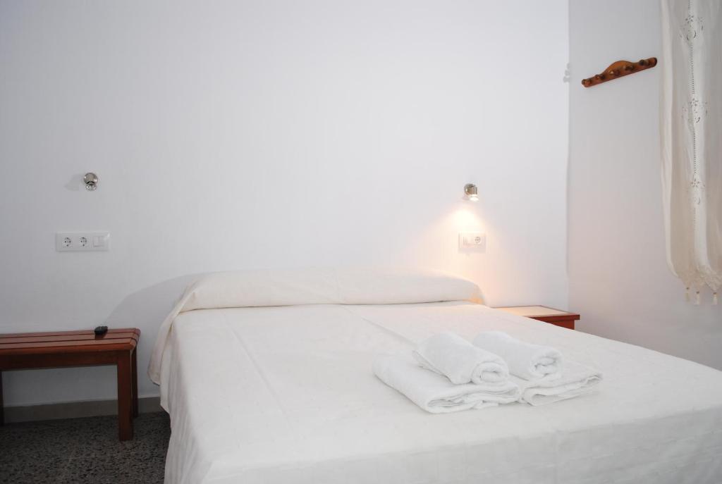 Postel nebo postele na pokoji v ubytování Hostal Paris Ciutadella
