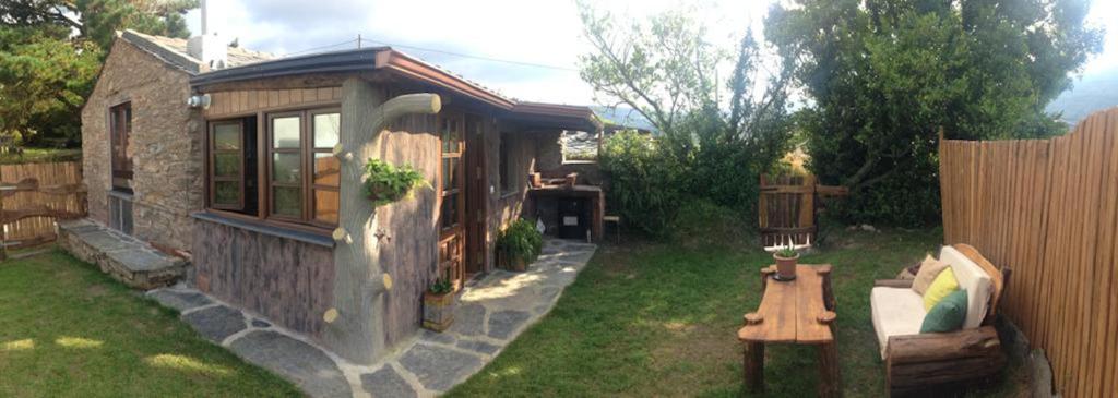 a backyard with a bench and a house at Cabaña Bioxana in Molejón