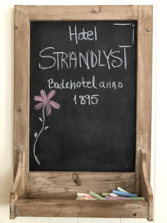 En logo, et sertifikat eller et firmaskilt på Hotel Strandlyst Badehotel