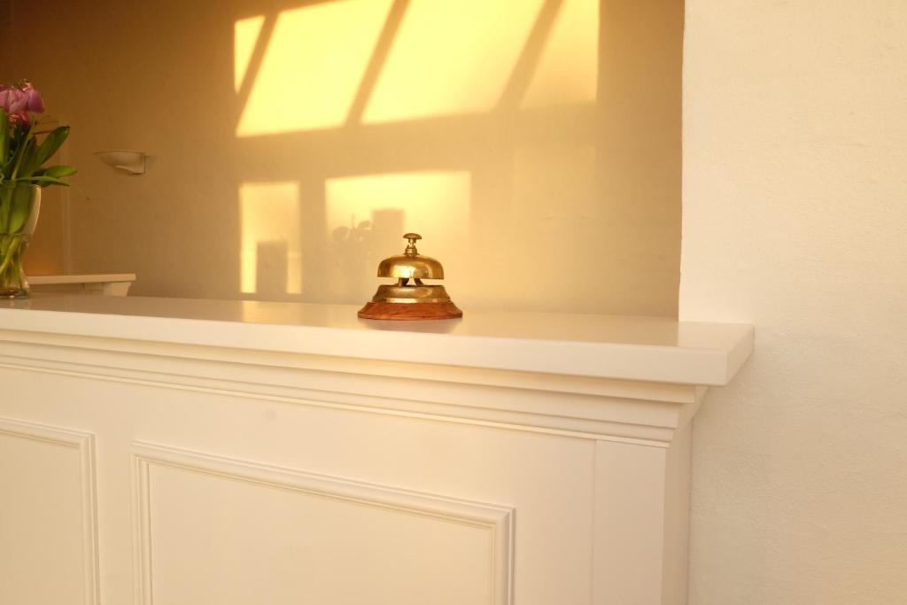a tea kettle sitting on top of a fireplace at Hotel Strandlyst Badehotel in Hirtshals