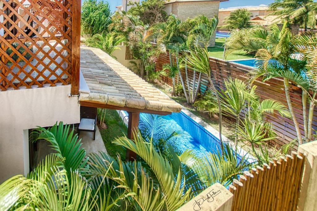 an overhead view of a swimming pool with palm trees at Casa incrivel piscina privada e jacuzzi Villa Deluxe Pipa Spa Beleza Resort in Pipa
