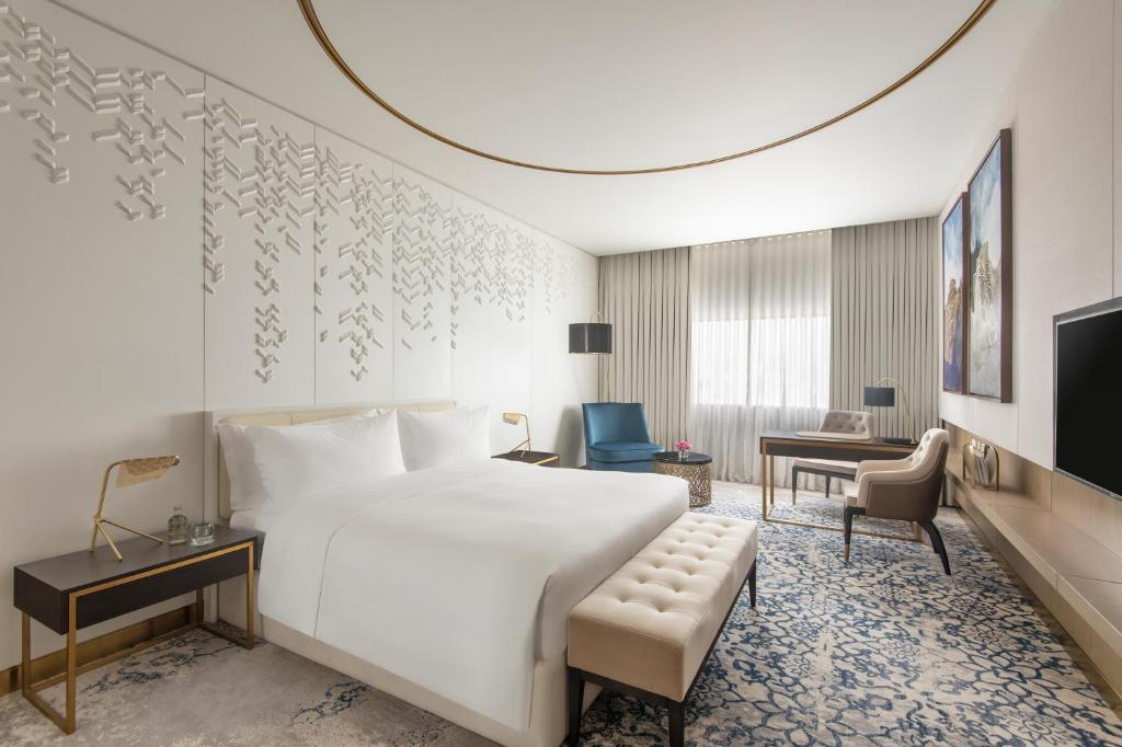 Televiisor ja/või meelelahutuskeskus majutusasutuses Steigenberger Hotel Doha