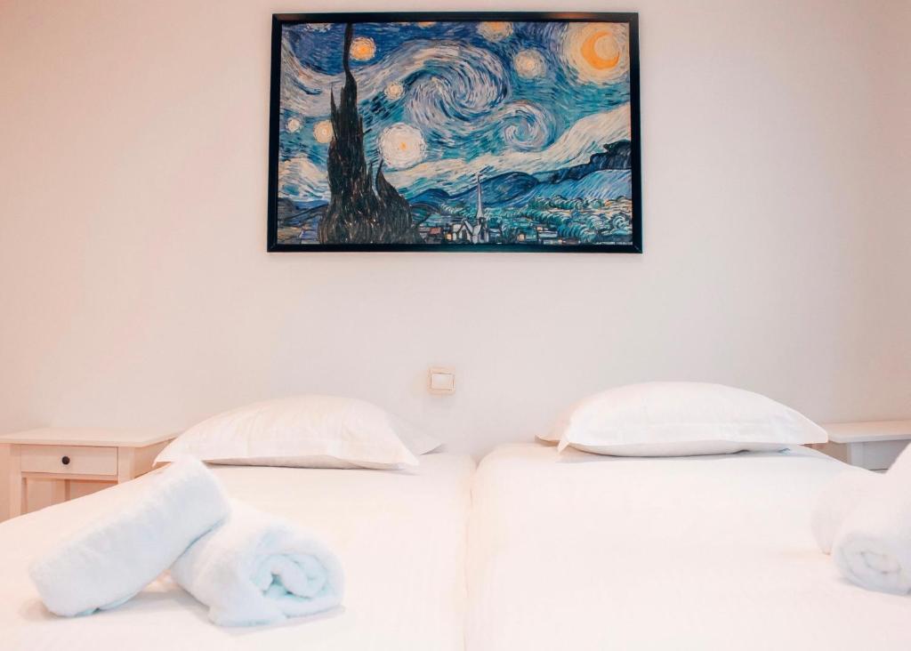 Postel nebo postele na pokoji v ubytování Alpha Hotel