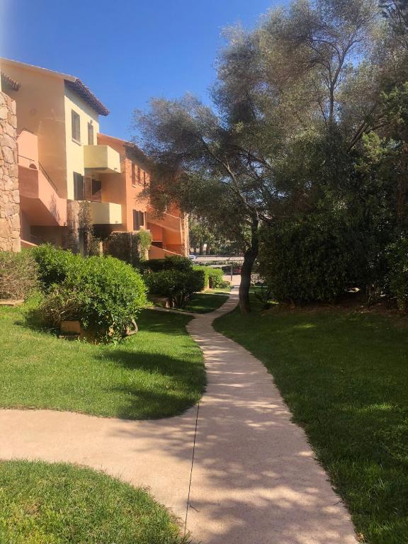 Vonkajšia záhrada v ubytovaní Guest Host - Two Apartments in Aldiola Porto Rotondo