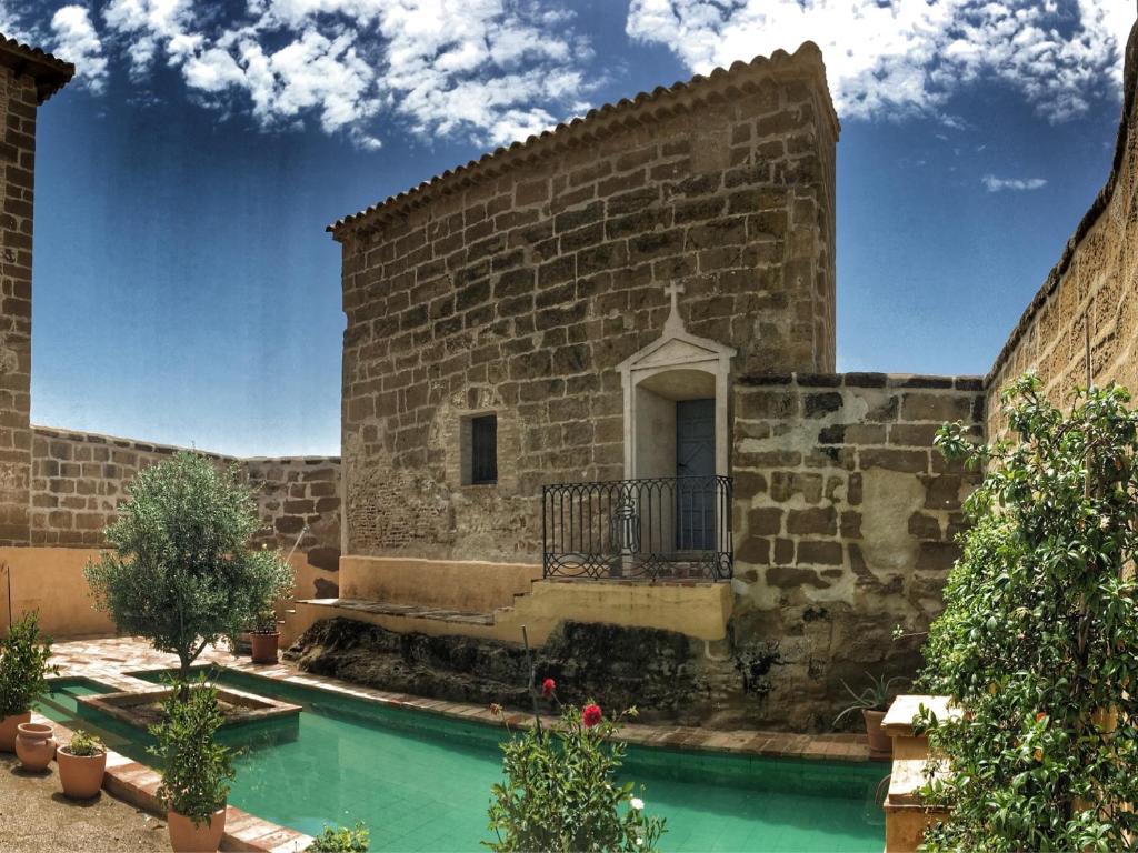 Bazén v ubytování Castillo de Corvinos nebo v jeho okolí