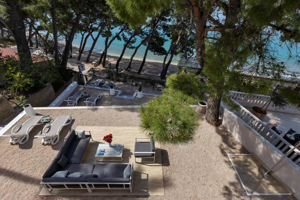 una vista sul soffitto di un patio con divano e sedie di Luxury Rooms Paradise Garden a Makarska