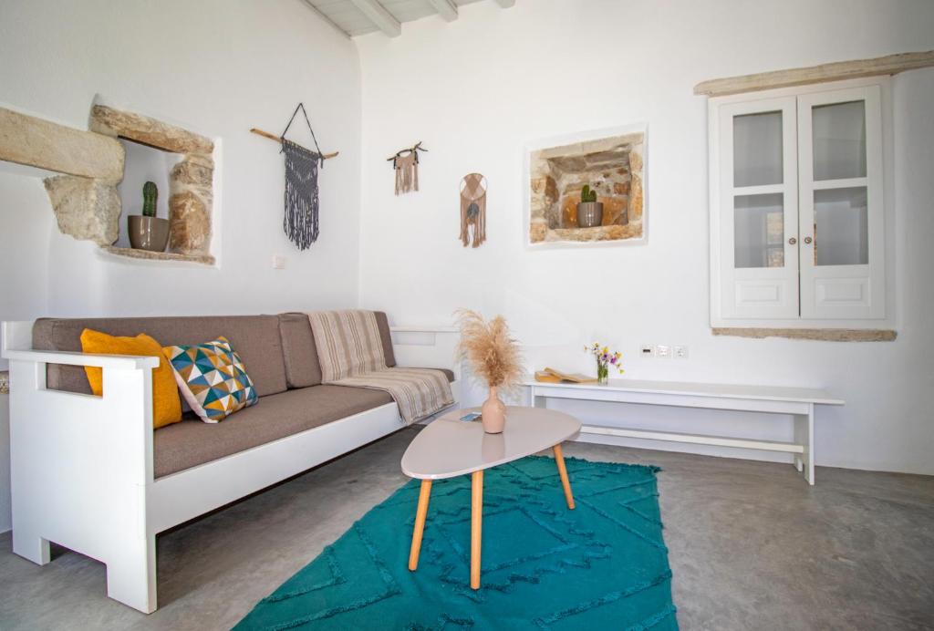 A seating area at Platsa's House