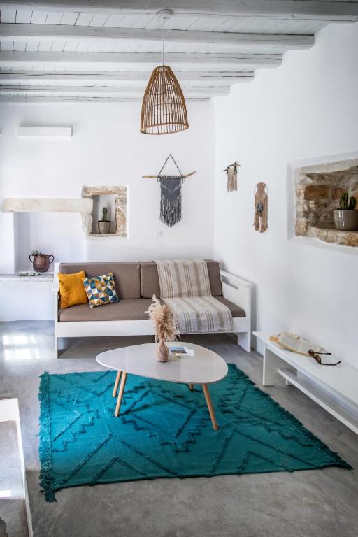 A seating area at Platsa's House