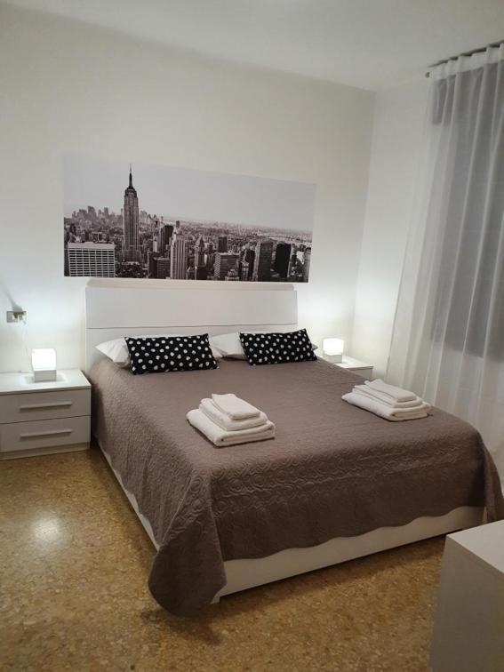 um quarto com uma cama grande e 2 almofadas em 12 minuti da Venezia appartamento con parcheggio em Marghera