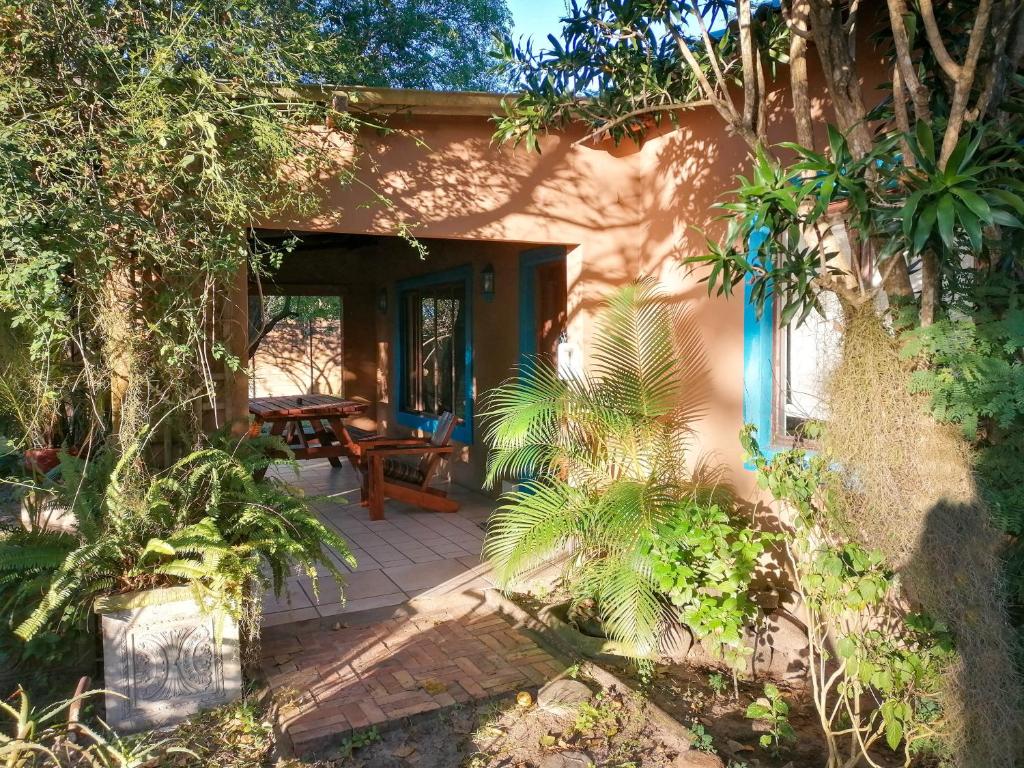 een huis met een patio met een tafel en bomen bij Kaia Homestead in Sodwana Bay