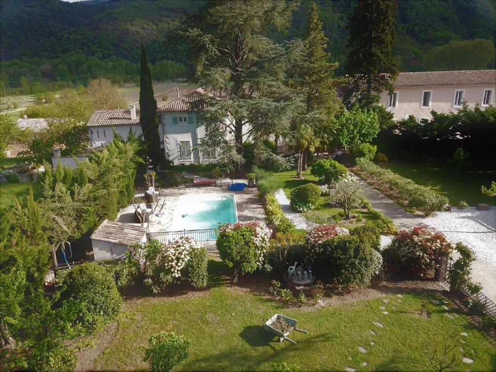 uma vista aérea de uma casa com piscina em Maison Bersane em Le Poujol-sur-Orb