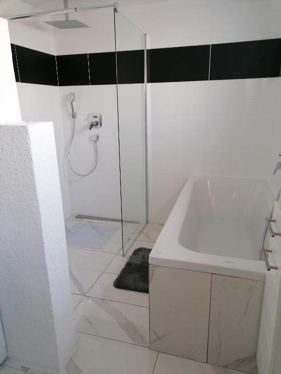 Koupelna v ubytování Schöne Einliegerwohnung in Hechingen