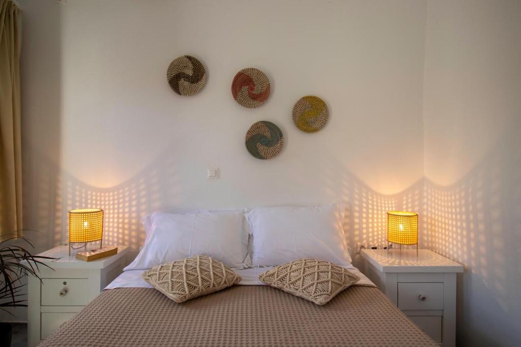 A bed or beds in a room at Platsa's House