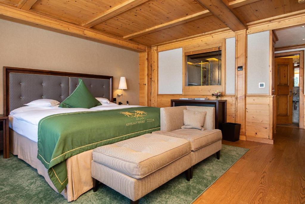 Кровать или кровати в номере Riffelalp Resort 2222m