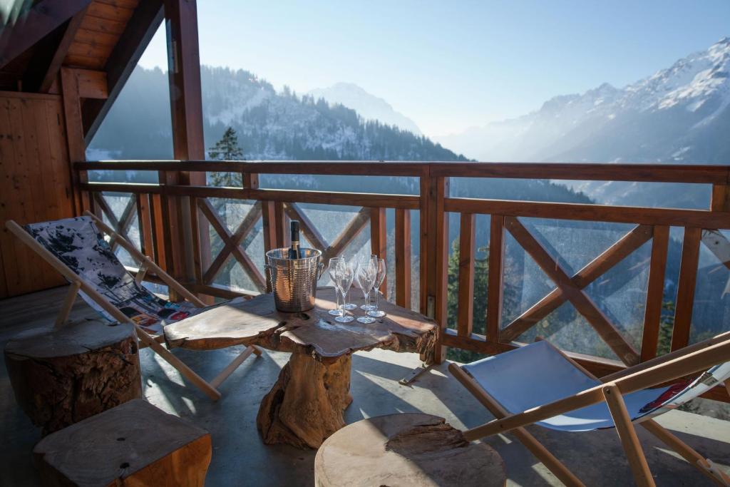 d'une table et de chaises sur un balcon avec vue. dans l'établissement LE 33, à Oz