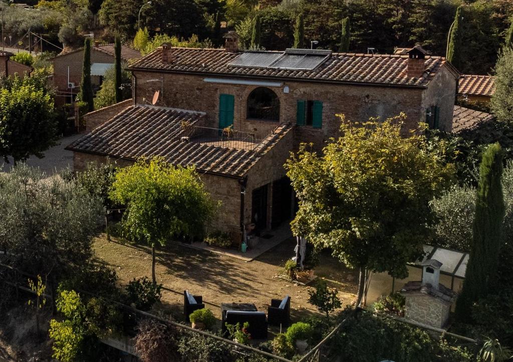 an aerial view of a house with a yard at B&B Al Vecchio Forno in Montepulciano