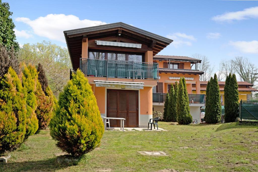 una casa con balcón en un patio en Appartamento Giulia, en  Monvalle 
