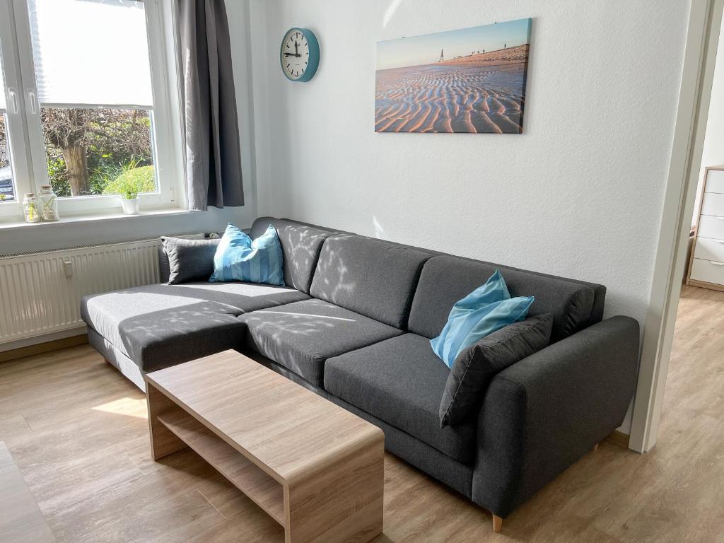 ein Wohnzimmer mit einem Sofa und einem Couchtisch in der Unterkunft Appartementhaus Nige Ooge Ferienwohnung Nr. 1 in Cuxhaven