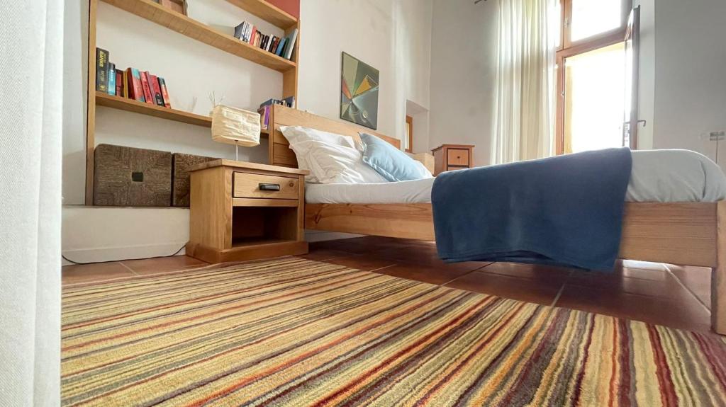 - une chambre avec un lit, un bureau et un tapis dans l'établissement 1 Bed apartment with PRIVATE COURTYARD, à Antibes