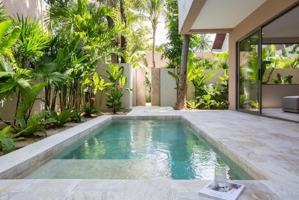 einen Pool inmitten eines Gartens in der Unterkunft Cielo Boutique Hotel & Spa Samui in Bophut 