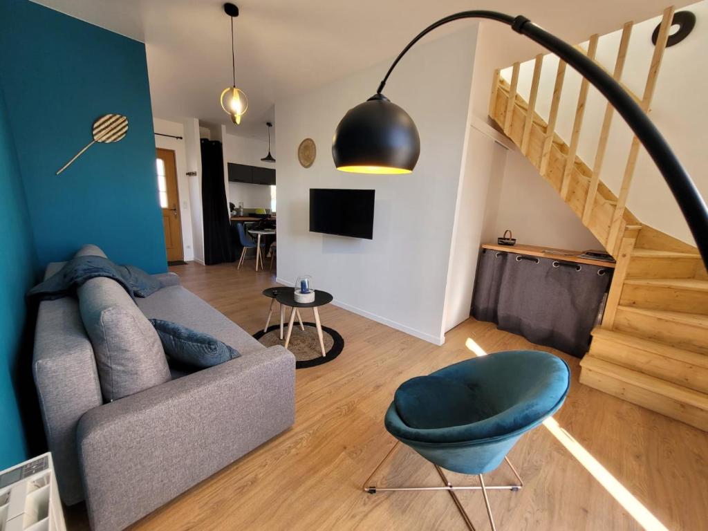 uma sala de estar com um sofá e uma escada em L'Azimut de Châtel-Guyon em Châtel-Guyon