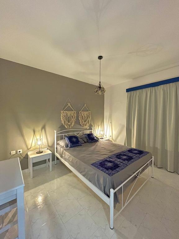 A bed or beds in a room at ARDANI BAY STUDIO FAMILY APARTMENT