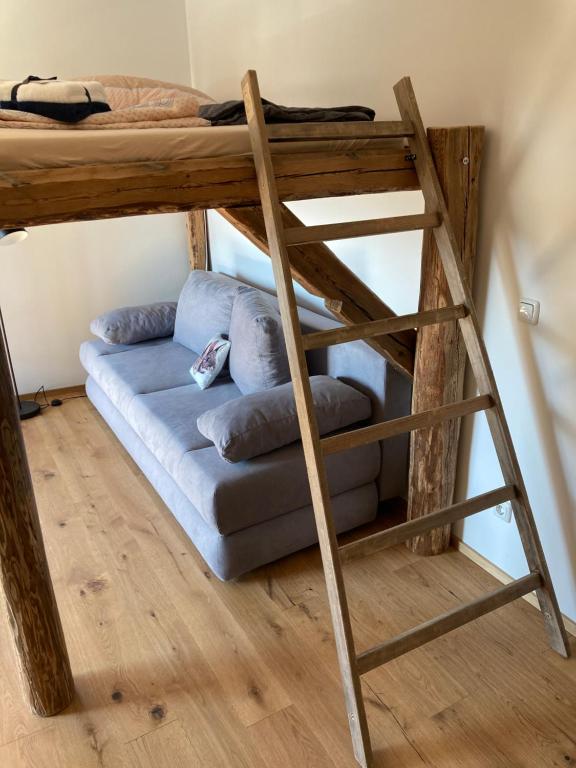 Poschodová posteľ alebo postele v izbe v ubytovaní Neue Wohnung "RITTERTAL" im Zentrum von Altmünster am Traunsee