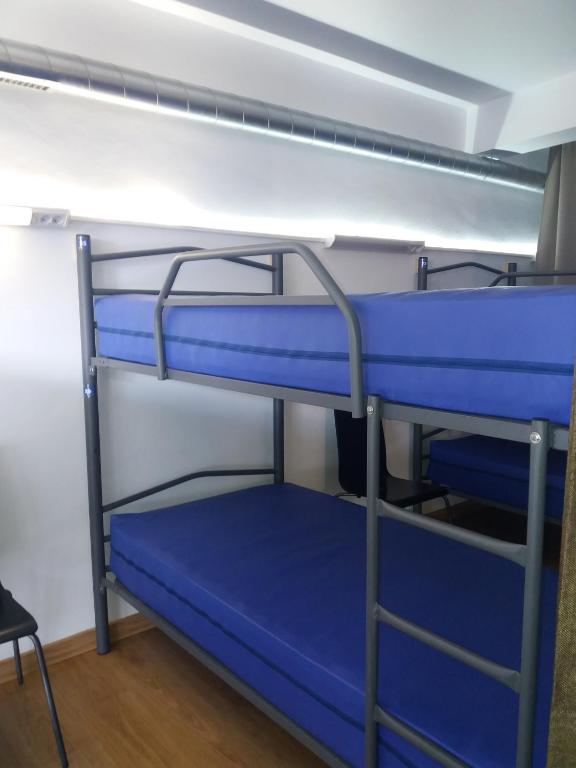 Palanda nebo palandy na pokoji v ubytování Albergue Monterrey