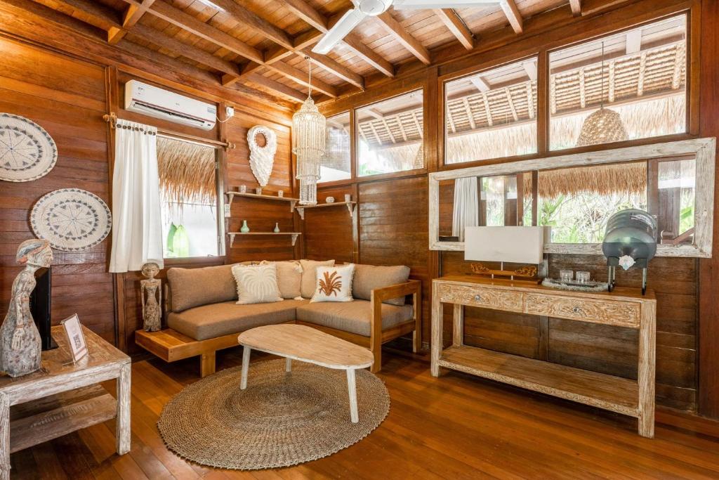 a living room with a couch and a table at Tigerlillys Boutique Hotel in Nusa Lembongan