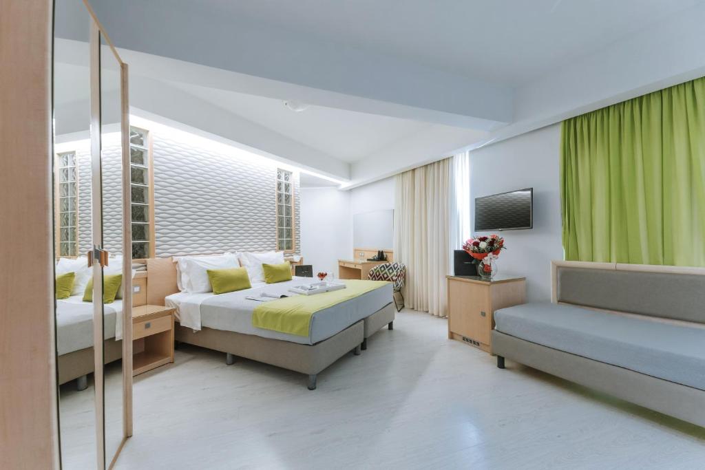 Postel nebo postele na pokoji v ubytování Semiramis City Hotel