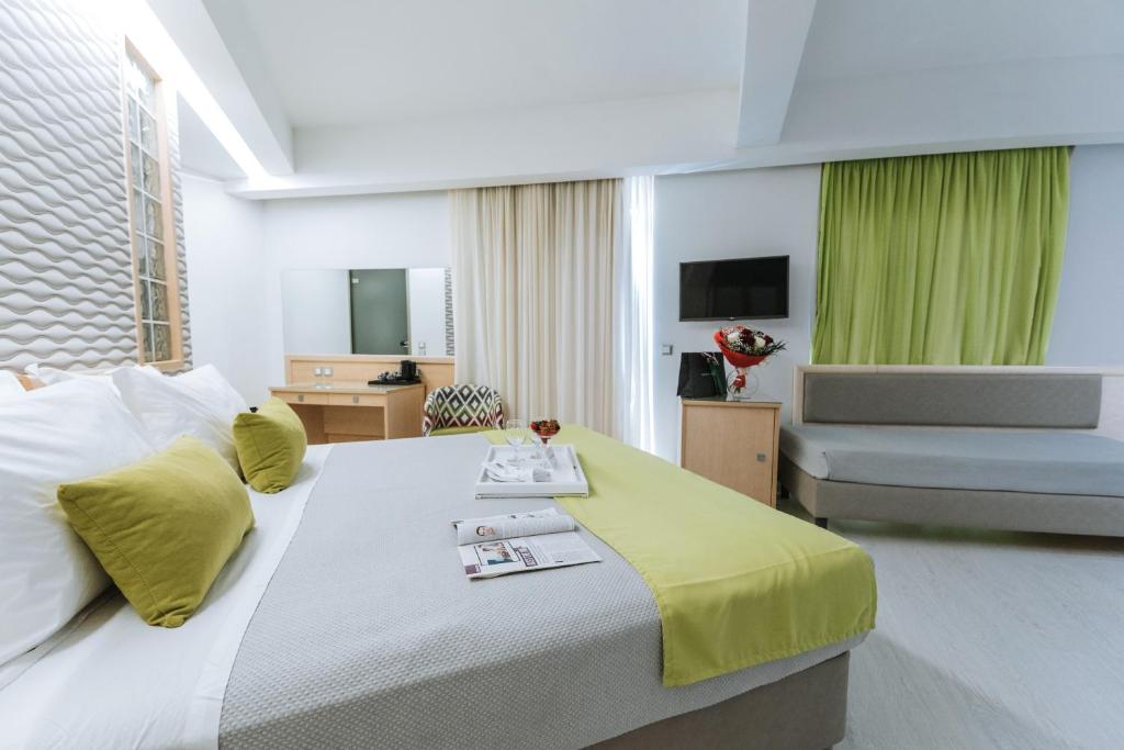 Postel nebo postele na pokoji v ubytování Semiramis City Hotel