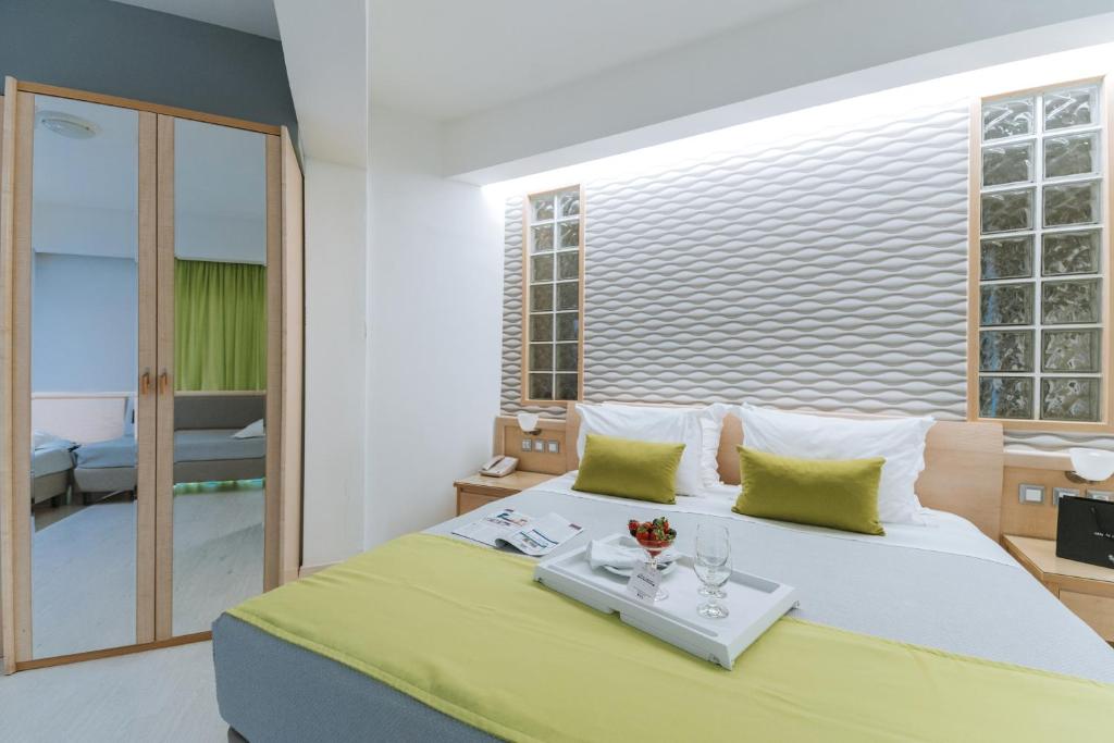 Postel nebo postele na pokoji v ubytování Semiramis City Hotel