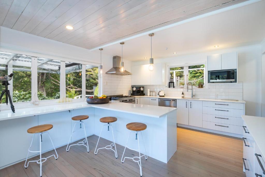 Kuchyň nebo kuchyňský kout v ubytování Kawau Lodge Boutique Resort