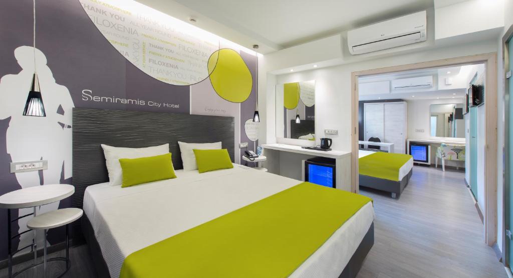 Postel nebo postele na pokoji v ubytování Semiramis City Hotel