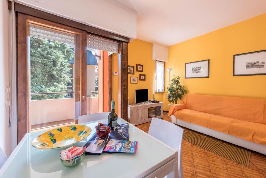 - un salon avec une table et un canapé dans l'établissement Appartamento Emma, à Gardone Riviera